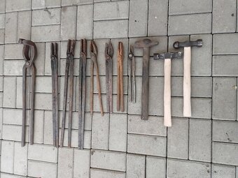 Kovářské nářadí,kleště,kladivo. - 4