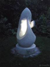 Moderní socha do zahrady - rodinné světlo - 4