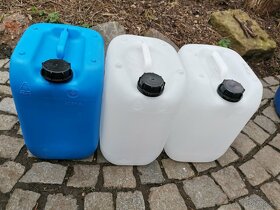 Kanystry plast 20Ltr. Bílé a modré za 60Kč, 15Ltr. 50Kč. PM - 4