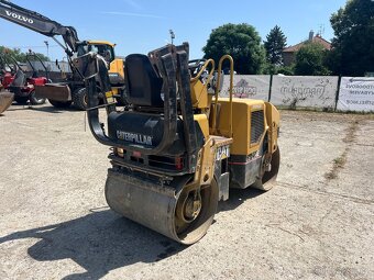 Vibrační válec CAT CB 214 – hmotnost 2,4t – motor Perkins - 4