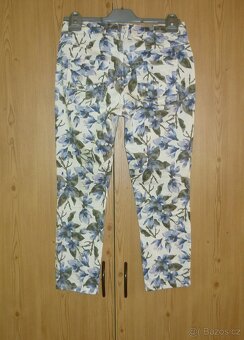 Světlé květované dámské 7/8 kalhoty Takko Fashion - 4
