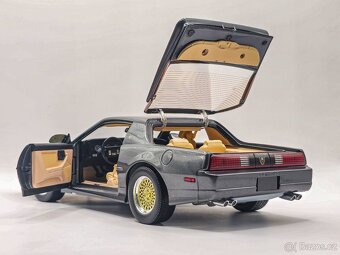 Pontiac Firebird TransAm 1:18 Greenlight - 4