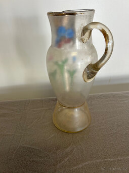 Slkeněný secesní džbán se sklenicemi. - 4