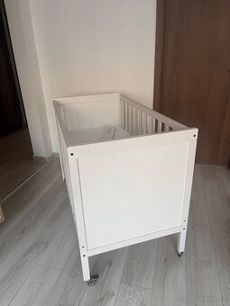 Dětská postýlka IKEA, bílá, na kolečkách - 4