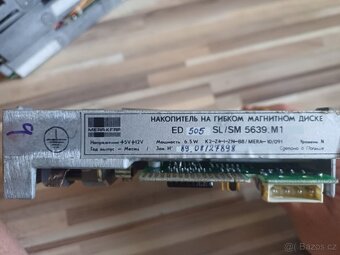 5,25" disketová mechanika - 4