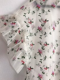 Bílá průsvitná květovaná halenka - zlevněno - 4