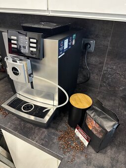 Jura X8 s čisticími prostředky a kávou - 4