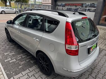 Hyundai i30 kombi 1,6i 93 kW, serviska, 2 x kola - 4