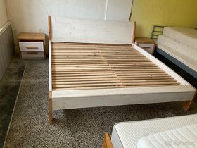 Moderní manželská postel borovice Masiv - 4