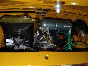 Skoda 100L 1:8 deagostini - 4