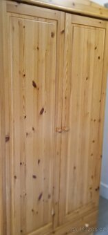 Dřevěná borovicová šatní skříň - 4