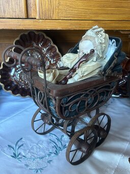 Sběratelský komplet – kočárek + porcelánová panenka - 4