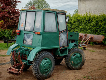 Traktor domácí výroby – 4x4 s hydraulikou a čelní lžící - 4