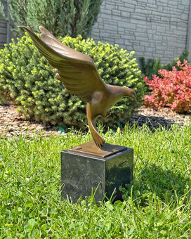 Luxusní bronzová socha holuba v letu symbol míru a svobody d - 4