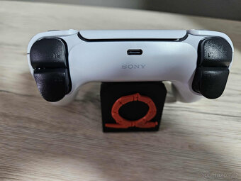 PlayStation 5 s mechanikou + God of War + stylový stojan - 4