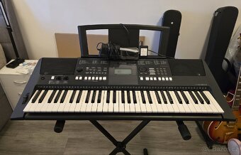 Yamaha PSR E 423 se stojanem a sustainpedálem. - 4