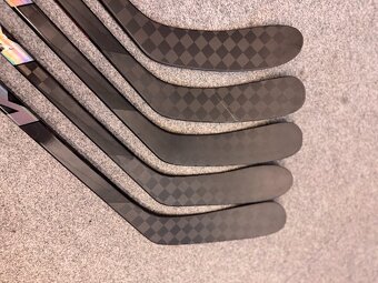 HOKEJKA CCM FT7 JETSPEED, FLEX 55/ZÁHYB 28/29 - 4