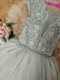 Dokonalé Šedo stříbrné krátké společenské šaty. - 4
