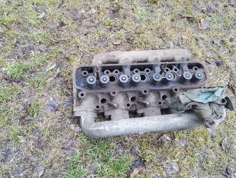 Na starou Avii dily z motoru. - 4