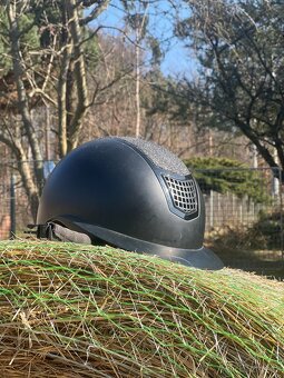 Jezdecká helma HKM - 4