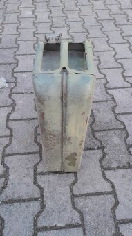 Starý plechový kanystr - 4
