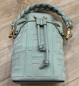 👜 Prodám ikonickou Fendi Mon Tresor kabelku – limitovaná ed - 4
