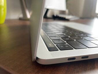 MacBook Pro 13 TouchBar 2017 - 4