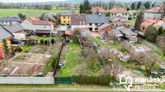 Prodej prostorného RD se zahradou a garáží v... - 4