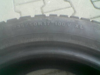 Prodej starších zimních pneumatik KUMHO 235-50-17. 6-7 mm. - 4