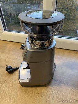 Mlýnek na kávu Sage Dose Control Pro - výborný stav - 4