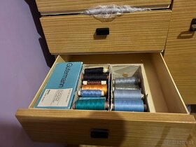 Stolní šicí stroj s výbavou - 4