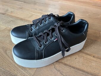 Černé tenisky na vyšší platformě Tommy Jeans vel. 40 - 4