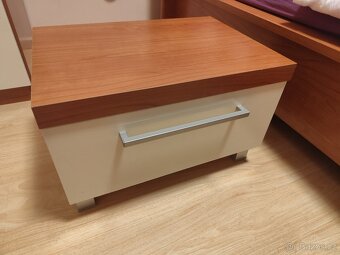 Moderní ložnice v lesku a dřevu - 4