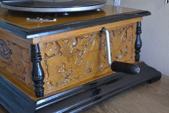 Gramofon s mosaznou troubou - čtvercový světlý - 4