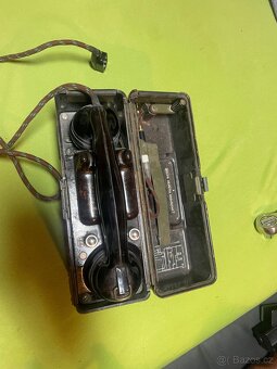 Starý vojenský přenosný telefon - 4