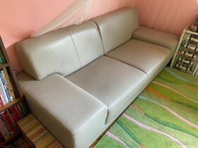 Koženkový šedý gauč - 4