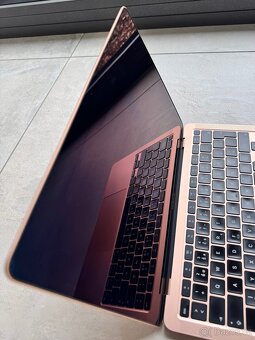 MacBook Air M1 (2020) – 512 GB SSD, 8 GB RAM, růžově zlatý - 4