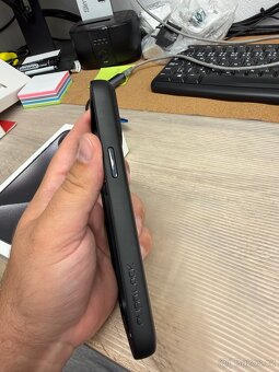 QuadLock obal pro iPhone 15 Pro Max - 4