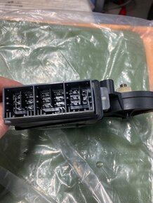 6Q1959801 Motor okna levá strana (řidiče) - 4