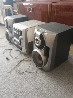 HIFI VĚŽ S REPRODUKTORY ZN. SONY 220 V. - 4