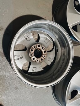 ALU KOLA BMW 17" 5X120 8J ET30 STŘED 72.6 MM - 4