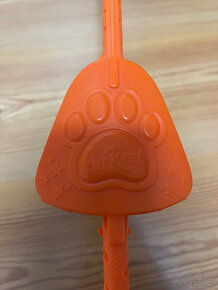 Hasbro pejsek na vodítku FurReal - 4