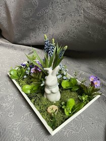 jarni dekorace na stůl s modrincem - 4