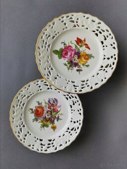 Dva dekorativní porcelánové talíře s prolamovanými okraji - 4