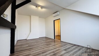 Pronájem prostorného podkrovního bytu 3+1 v Hodoníně – ulice - 4