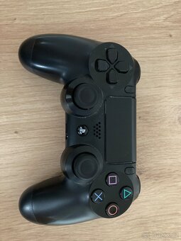 ZAMLUVENONabízím k prodeji své 2 ovladače DualShock pro PS 4 - 4