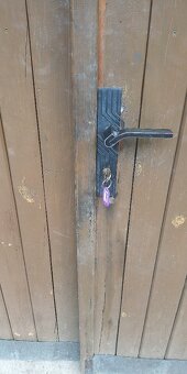 Dřevěné dvoukřídlé garážové vrata s okny + 6 kovaných pantů - 4