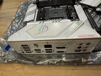 ASUS ROG STRIX B550-A GAMING - 4