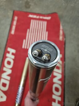 Přední tlumiče Showa - 4