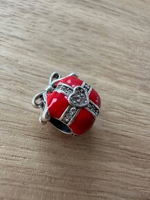 Červený dárek s pavé stuhou přívěsek na Pandora náramek - 4